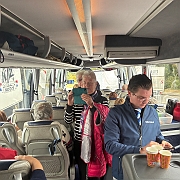 083 In de bus was de chaufeur Theo koffie aan het zetten tijdens de tussen stop bij de bruinkool groeve